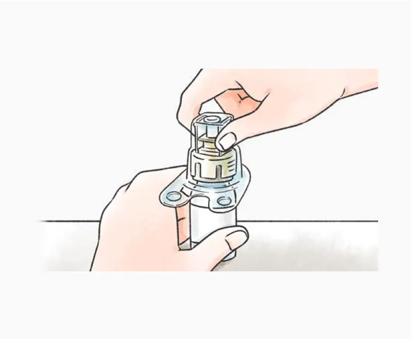 ツートック®(採液針)をバイアルのゴム栓にまっすぐ押し込んで取り付ける様子