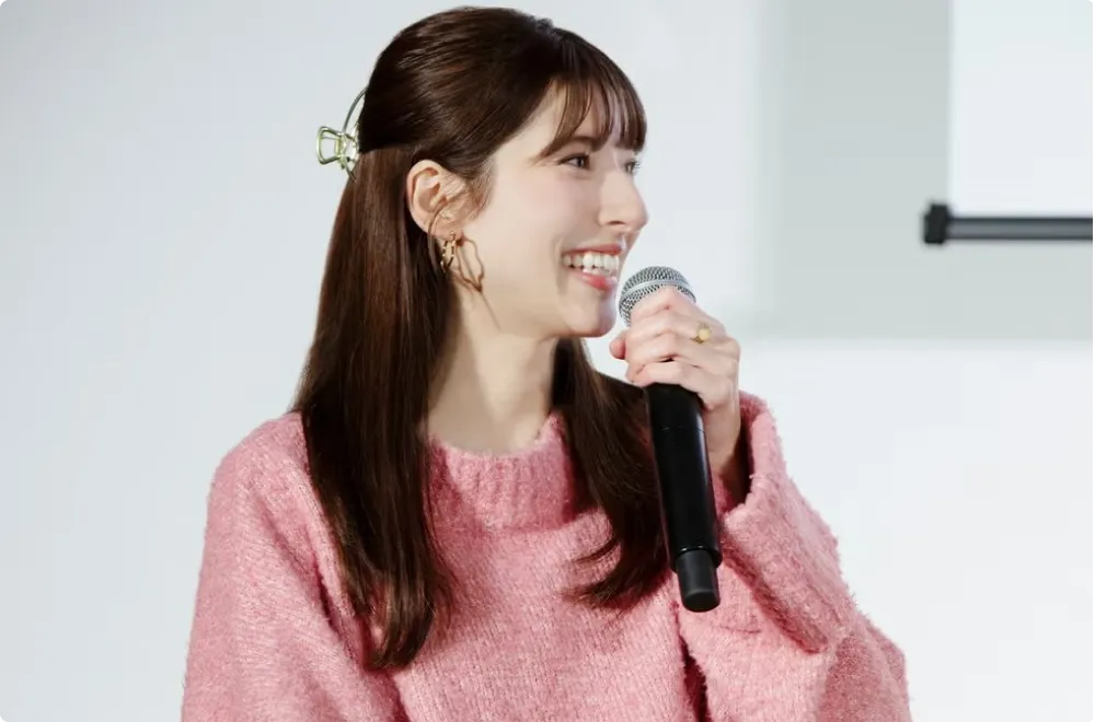 未来リナさんがイベントでトークしている様子